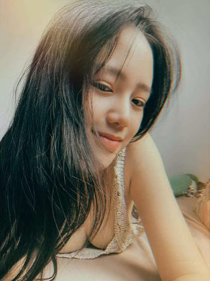 Bức ảnh được chụp trong một căn phòng, được nữ streamer tâm sự là: "Với chiếc bụng rạn thì em cũng ngại mặc 2 mảnh ra biển lắm ạ. Nên chỉ mặc vậy trong phòng, ra ngoài mặc cái khác". Hình ảnh này đã thu hút sự chú ý, nóng bỏng chẳng kém thời tiết hôm nay.