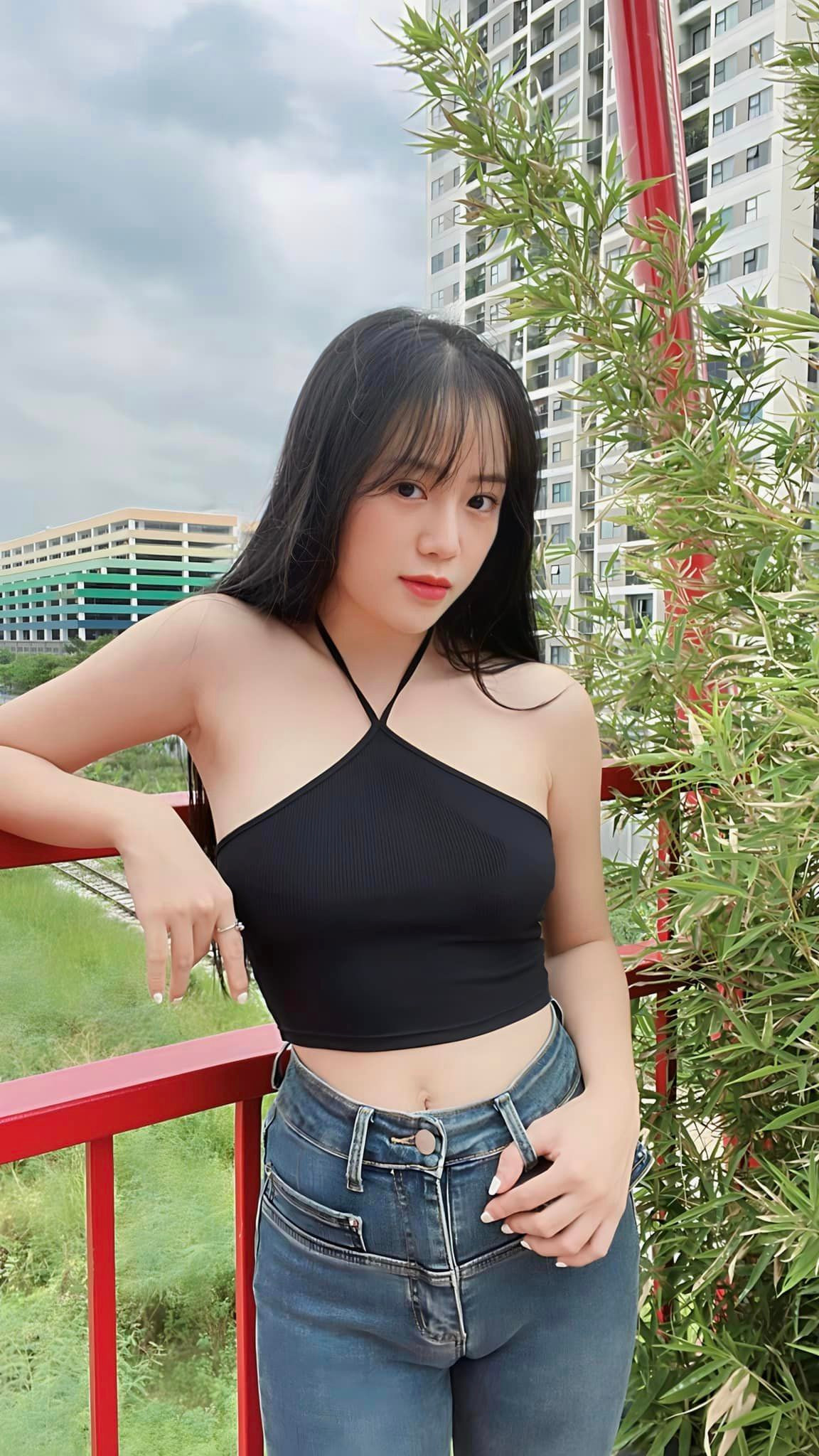 Xuất thân từ game thủ của game Liên minh huyền thoại, Linh Zuto được yêu thích bởi những màn livestream vui vẻ với cách trò chuyện ngọt ngào, đáng yêu.