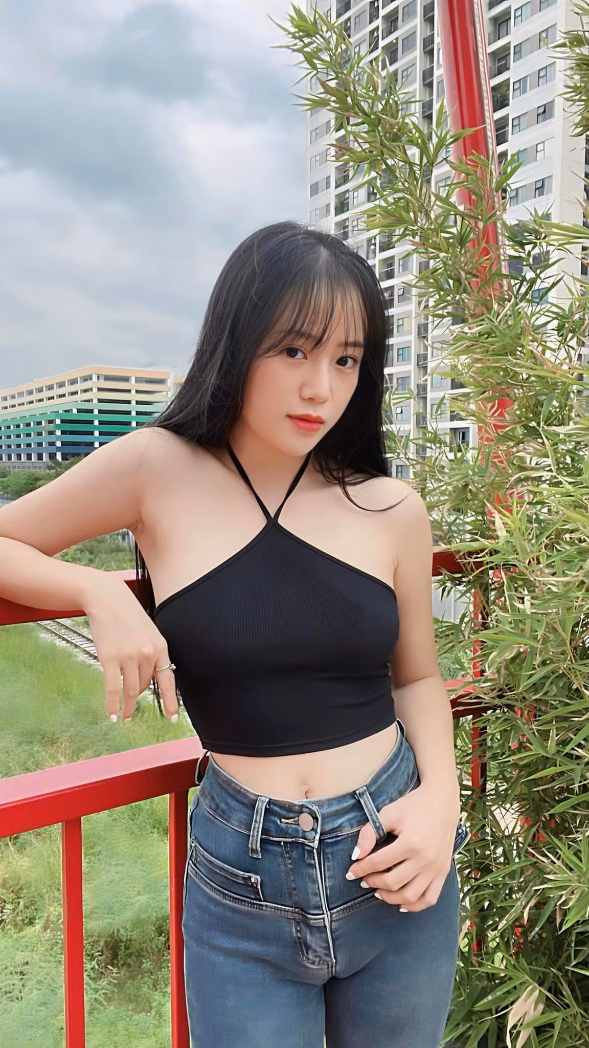 Xuất thân từ game thủ của game Liên minh huyền thoại, Linh Zuto được yêu thích bởi những màn livestream vui vẻ với cách trò chuyện ngọt ngào, đáng yêu.