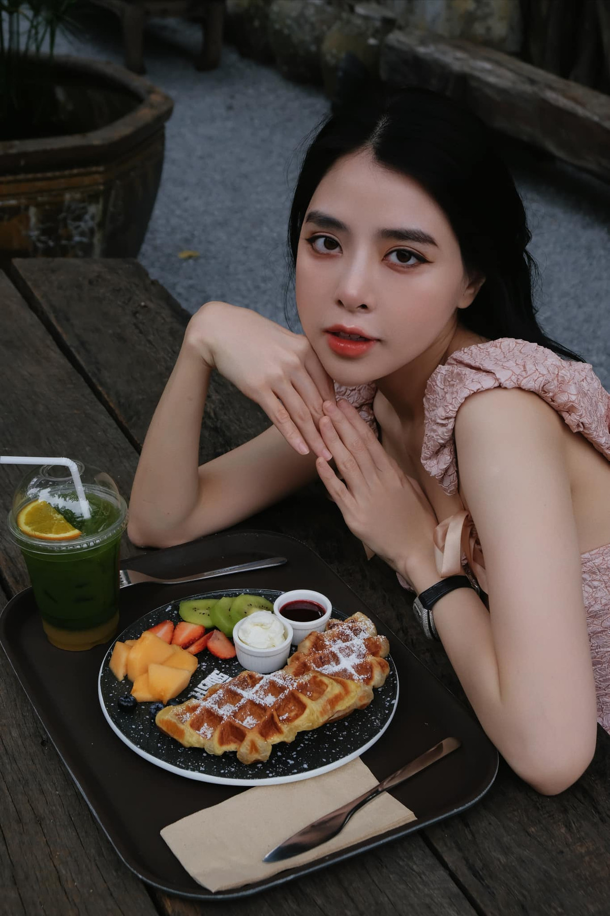 Sau khi "lột xác" ngoại hình, cuộc sống của Bích Hạnh cũng thay đổi ngoạn mục. Cô nàng nổi tiếng và tìm thấy nhiều cơ hội trong công việc.