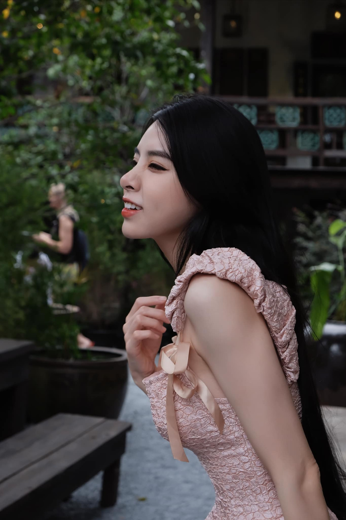 Loạt ảnh trước và sau khi giảm cân thành công của Bích Hạnh được một trang báo đăng tải với những dòng ca ngợi: "Cô gái sở hữu vòng eo con kiến, chỉ 21 inch thần kỳ", "Hot girl Việt có vòng 3 quyến rũ"...