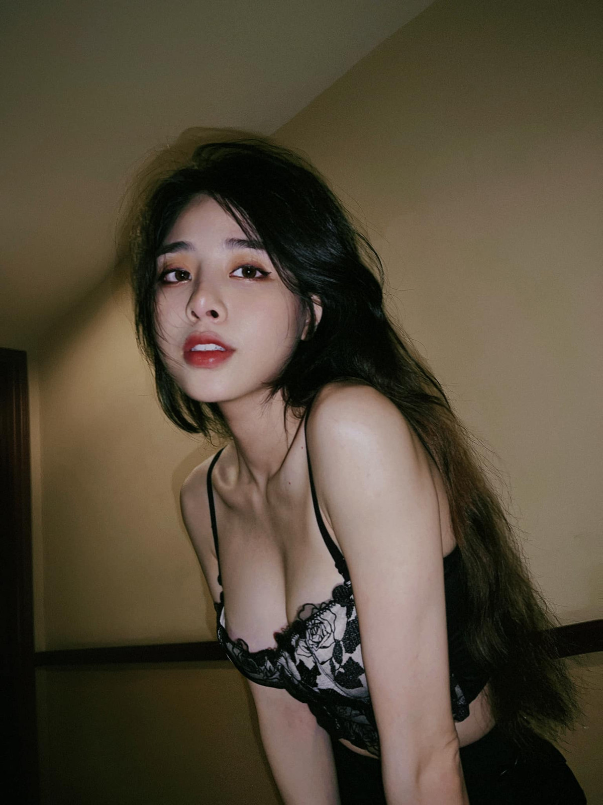 Ngoài ra, Bích Hạnh cũng thử sức với công việc kinh doanh trong lĩnh vực làm đẹp. Cô nàng tự gây dựng một trung tâm chăm sóc sắc đẹp mang tên mình.