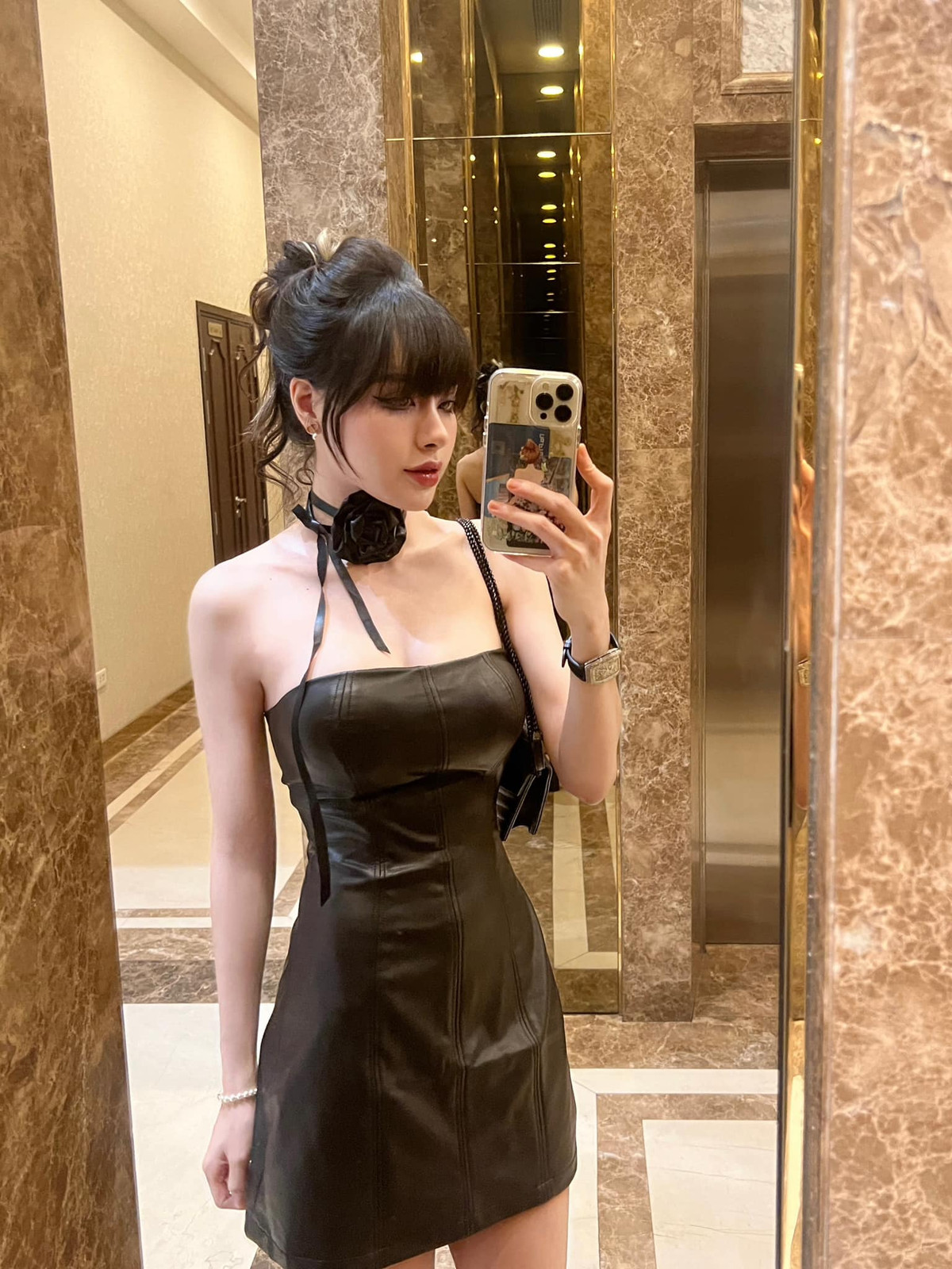 Trong quá khứ, Bích Hạnh sở hữu vóc dáng mũm mĩm, nặng đến 70kg. Cô nàng còn bị đặt cho biệt danh "rùa rụt cổ" vì body ngấn mỡ.