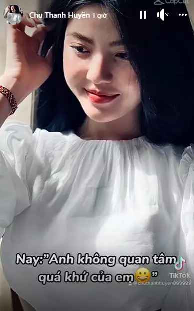 Có thể thấy, ở hình ảnh thời "ô kìa", Chu Thanh Huyền sở hữu gương mặt tròn trĩnh khá baby.