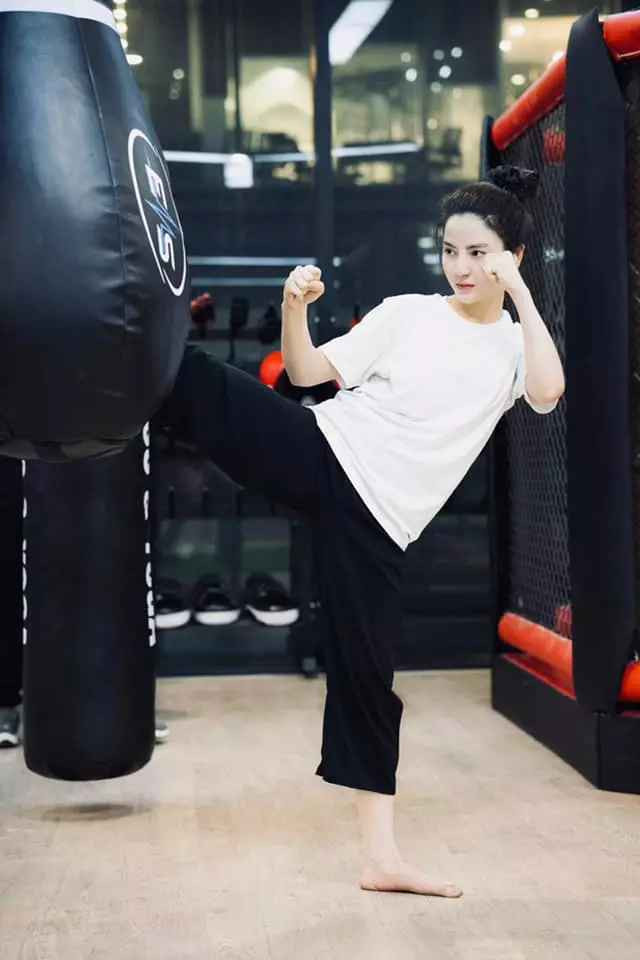 Để duy trì thân hình chuẩn, Thanh Huyền luyện tập nhiều bộ môn thể thao như boxing, gym, yoga... Cô cũng thỉnh thoảng đi đánh golf để xả stress.