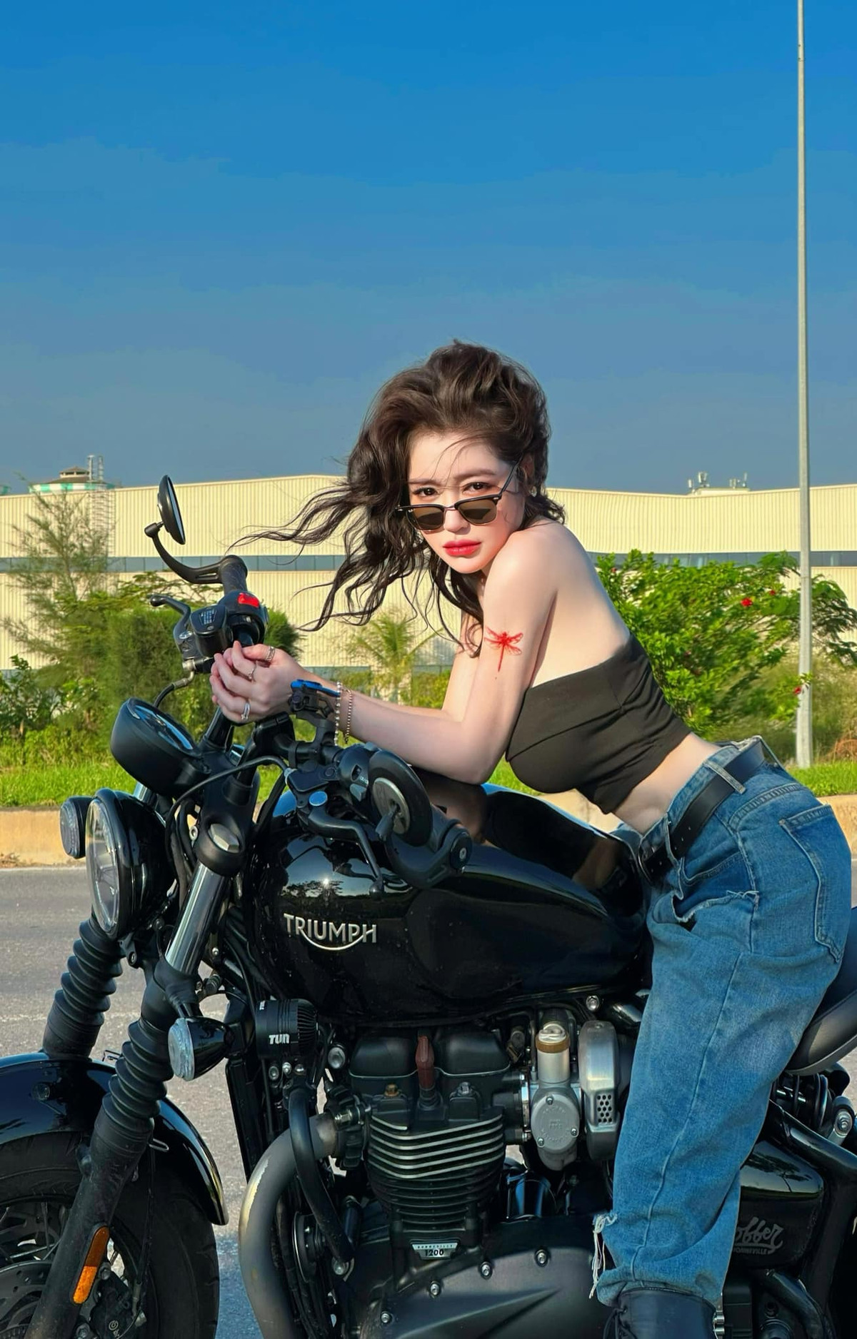 Trong trang phục này, Elly Trần được khen ngợi đẹp gợi cảm, cá tính. Thiết kế ôm sát body với những khoảng hở vừa phải giúp mỹ nhân 8X khoe được làn da trắng mịn cùng đường cong hình thể nuột nà với vòng eo bé xíu, lộ rõ rãnh bụng, vòng 1 đầy đặn và làn da trắng mịn màng.