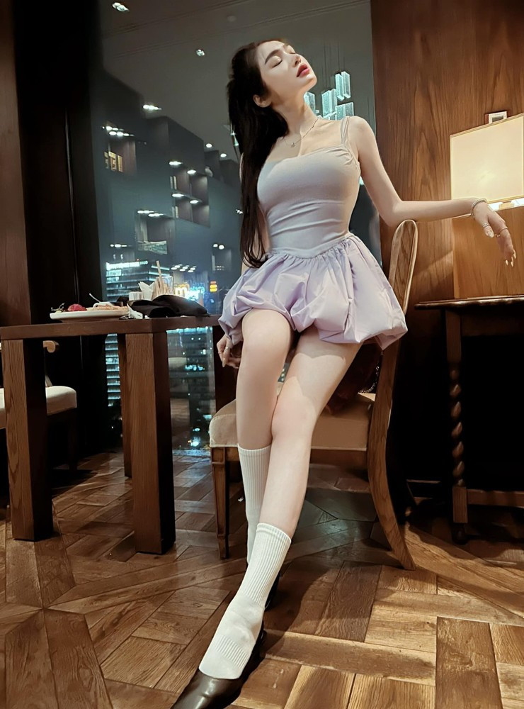 Từng có thời gian dài gắn liền với phong cách gợi cảm, Elly Trần thường xuyên xuất hiện với những bộ hình diện các thiết kế mỏng manh, cắt xẻ, mốt không nội y,...