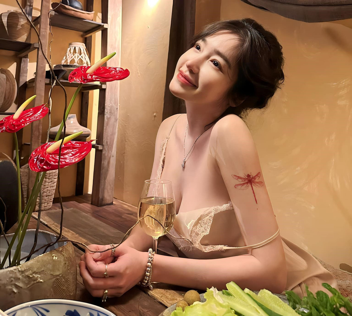 "Xin vía mặt xinh, da trắng eo thon nàng ơi", "Mỹ nhân trên xe moto, dáng đẹp không một chỗ chê", "Đẹp mê ly luôn chị ơi, vừa cá tính, vừa quyến rũ nữa đó", "Mê quá rồi Elly ơi",... là những bình luận của cư dân mạng.