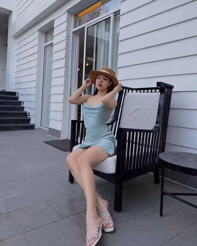 Tuy nhiên, thời trang thường ngày của Thảo Trang lại có vẻ như đúng phong cách của các cô gái tuổi đôi mươi hơn.