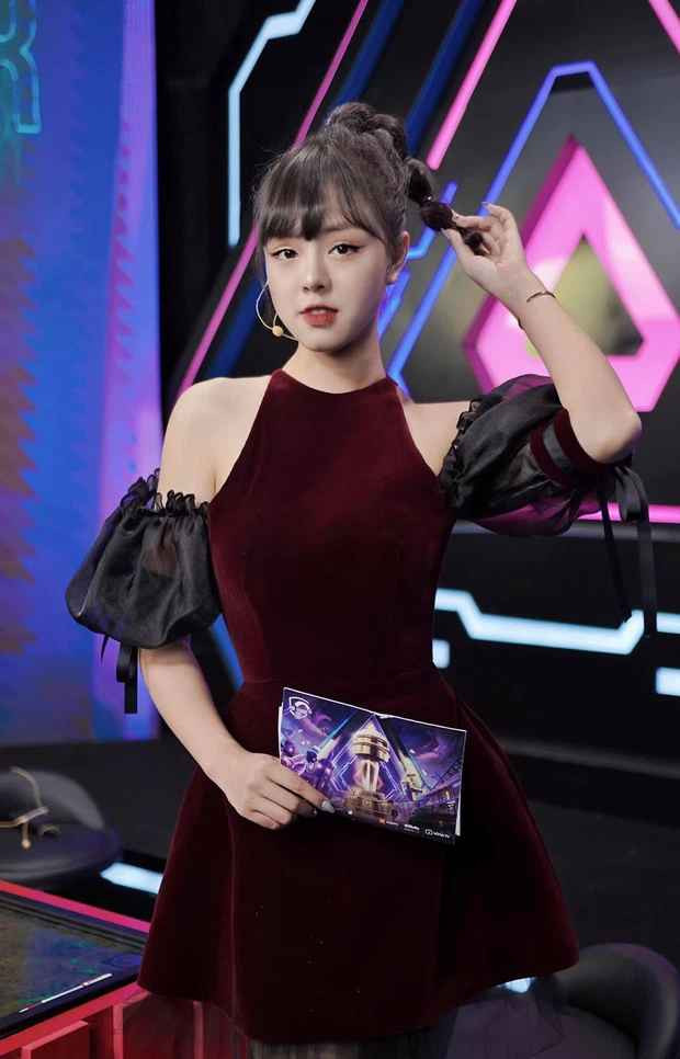 Thảo Trang (Ngô Thảo Trang) tuy chỉ mới 23 tuổi nhưng đã có 4 năm kinh nghiệm làm MC cho các chương trình lớn.