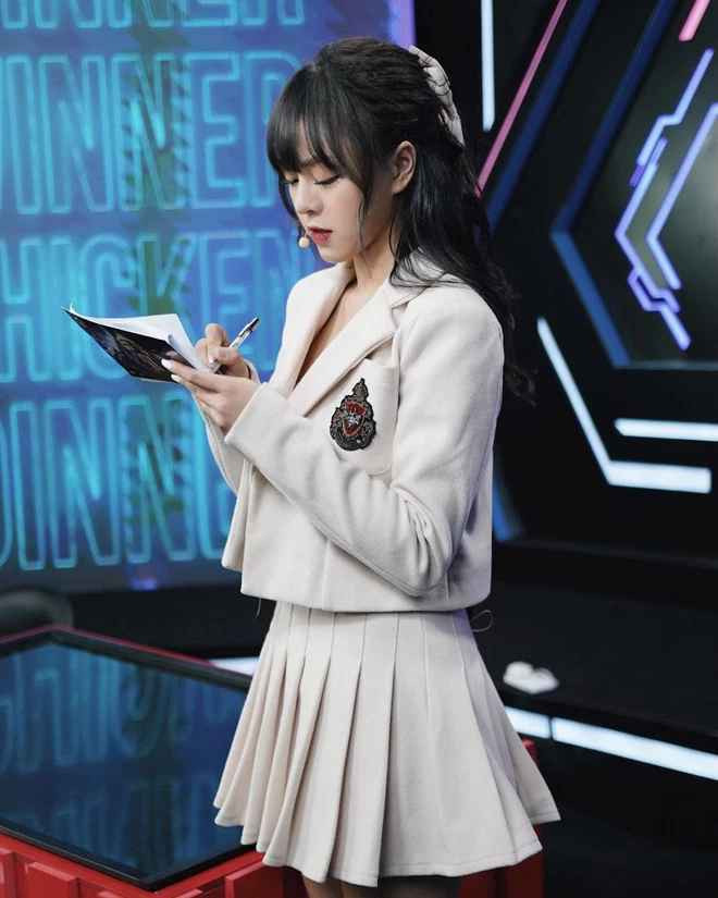 Xinh gái thì đồ gì cũng mặc, phong cách gì cũng chơi! Từ cô nàng năng động, nữ MC trẻ tuổi lại có thể biến hoá trở thành quý cô ngay tức khắc.