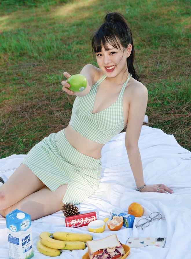 Tất nhiên, không chỉ thu hút người hâm mộ nhờ sự chuyên nghiệp, Thảo Trang còn gây ấn tượng cực lớn với phong cách thời trang quyến rũ mỗi khi "lên sóng".