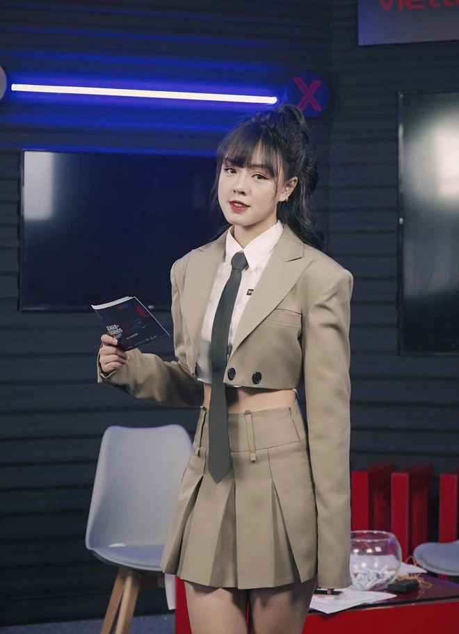 Nữ MC làng Esports thường xuyên diện chân váy ngày phối cùng croptop, vừa trẻ trung, năng động lại dễ dàng tôn đôi chân thon dài, mượt mà.