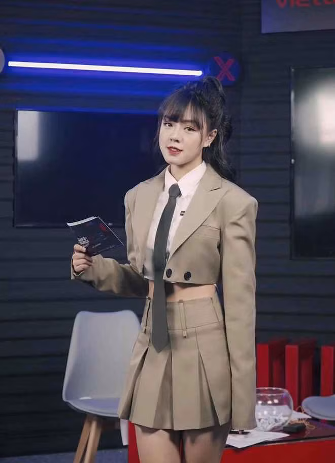 Nữ MC làng Esports thường xuyên diện chân váy ngày phối cùng croptop, vừa trẻ trung, năng động lại dễ dàng tôn đôi chân thon dài, mượt mà.