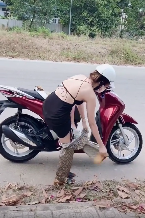 Theo những gì ghi lại trong bức ảnh được dân mạng truyền tay, cô gái đỗ xe bên lề đường vô tư lột đồ đang mặc trên người để lộ chiếc váy ngắn quyến rũ bên trong.