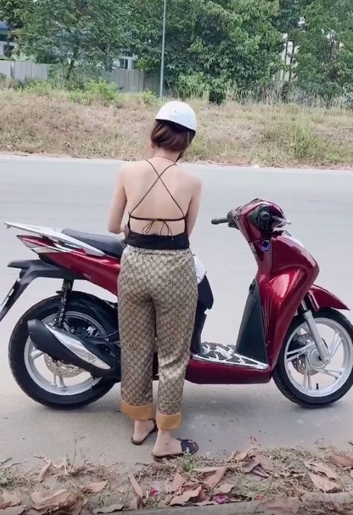 Chỉ sau 15 giây biến hình, cô gái này xuất hiện với diện mạo gợi cảm khi khoác trên người bộ váy hở lưng hờ hững.