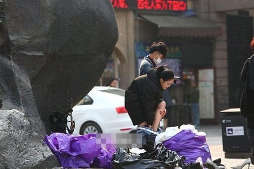 Tuy nhiên, một bộ phận dân mạng lại cho rằng việc thay đồ nơi công cộng như vậy là không nên.