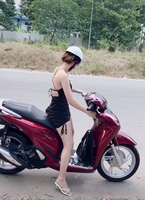 Đa phần các thành viên trên mạng xã hội đều choáng váng và bất ngờ khi cô gái sáng tạo, khoác lên người bộ trang phục "2 trong 1" này.