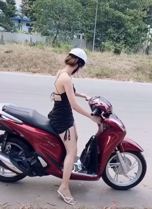 Đa phần các thành viên trên mạng xã hội đều choáng váng và bất ngờ khi cô gái sáng tạo, khoác lên người bộ trang phục "2 trong 1" này.