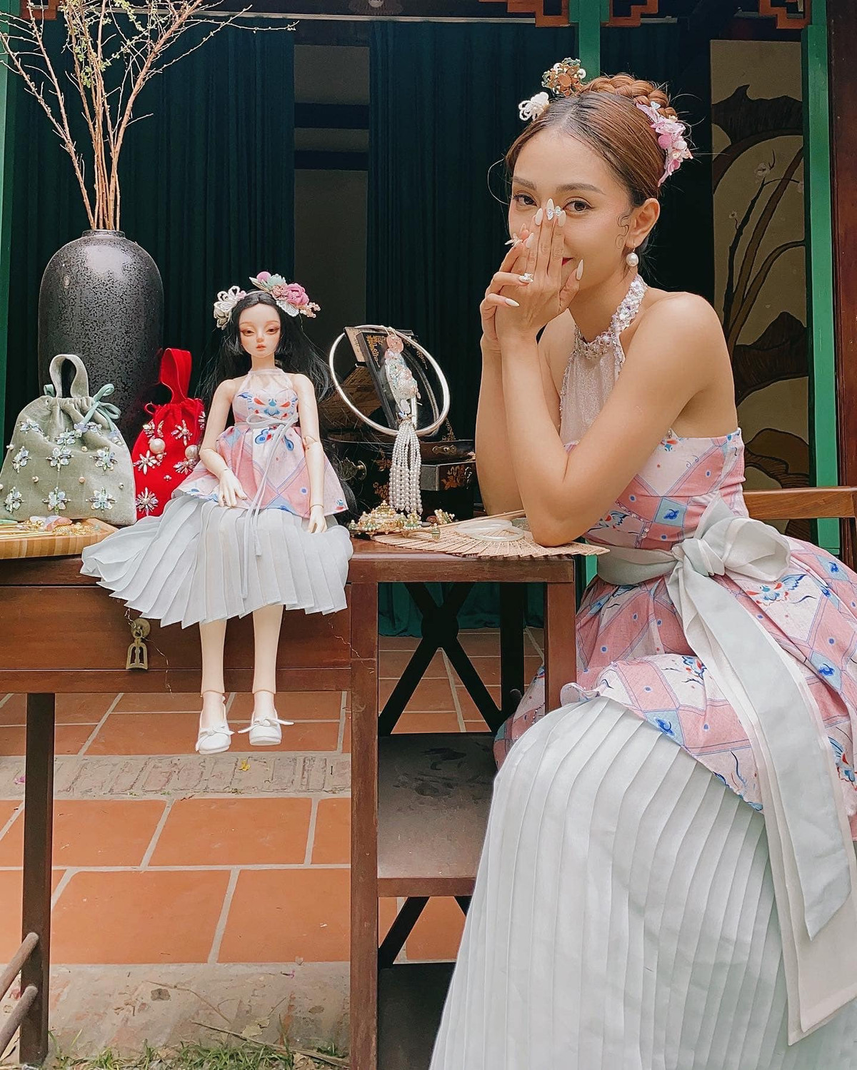 Nói về những khó khăn khi trang điểm và tạo nên các giá đồng, Vân Anh chia sẻ khó khăn lớn nhất và phải tạo nên gương mặt và đôi mắt có thần, thông thường thì mất khoảng 2 ngày để trang điểm cho 1 búp họa.