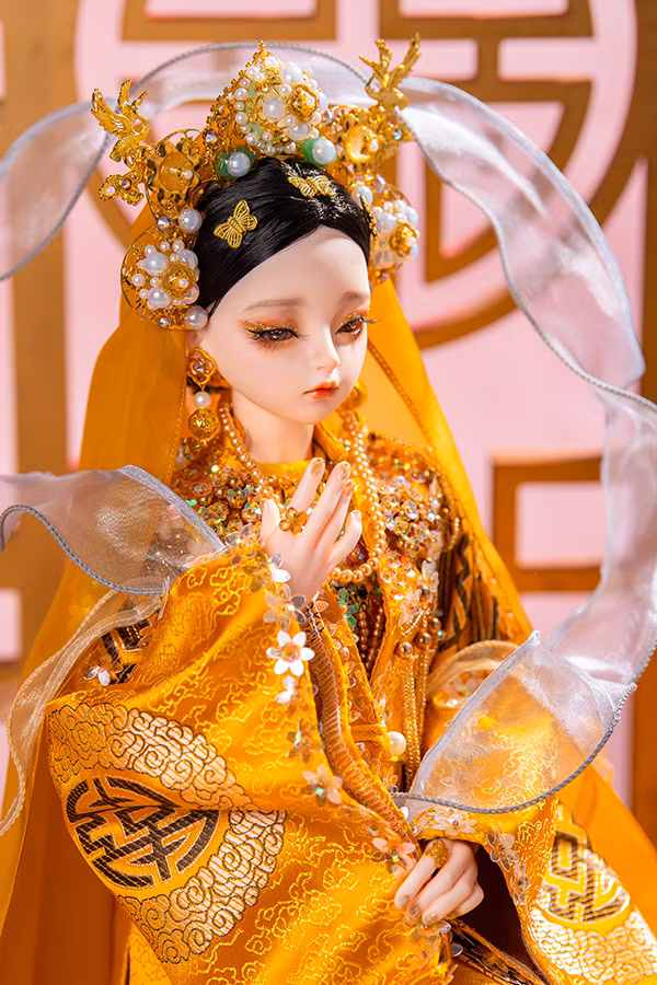 Nói về ý tưởng tạo nên BST, NTK Vân Anh chia sẻ: “Mỗi lần đi sân bay đến các nước, tôi thấy văn hóa búp bê của mỗi nước khác nhau và rất là đẹp. Lúc ấy tôi mới suy nghĩ và tạo nên BST búp bê mang các hình tượng trong văn hóa tín ngưỡng thờ Mẫu – vì đó cũng là loại hình văn hóa dân gian đã được UNESCO công nhận là văn hóa phi vật thể.