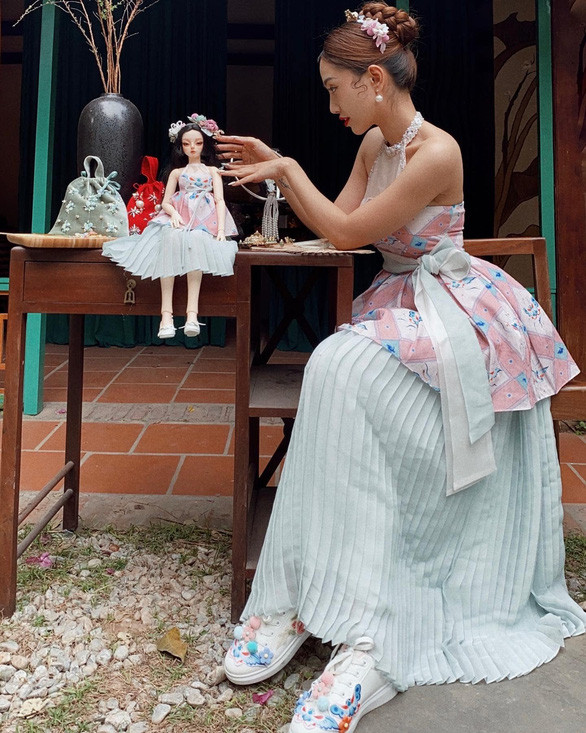 Mỗi một búp họa – giá đồng cao khoảng 60 cm và mỗi một công đoạn làm nên tác phẩm điều đòi hỏi những kỹ thuật khá công phu, từ việc vẽ mặt, trang điểm, trang sức, phụ kiện, giày, và trang phục cũng có những quy định rất riêng biệt.