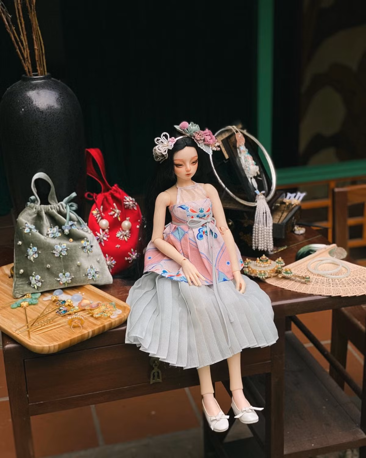 Tôi hy vọng và mong muốn góp một chút công sức nhỏ bé để thế hệ trẻ hiểu hơn về di sản văn hoá phi vật thể của Việt Nam. Bản thân mình cũng là thanh đồng, vẫn đang trong quá trình học hỏi, trau dồi kiến thức về đạo mẫu”. - Gái xinh 9X này cho biết thêm.