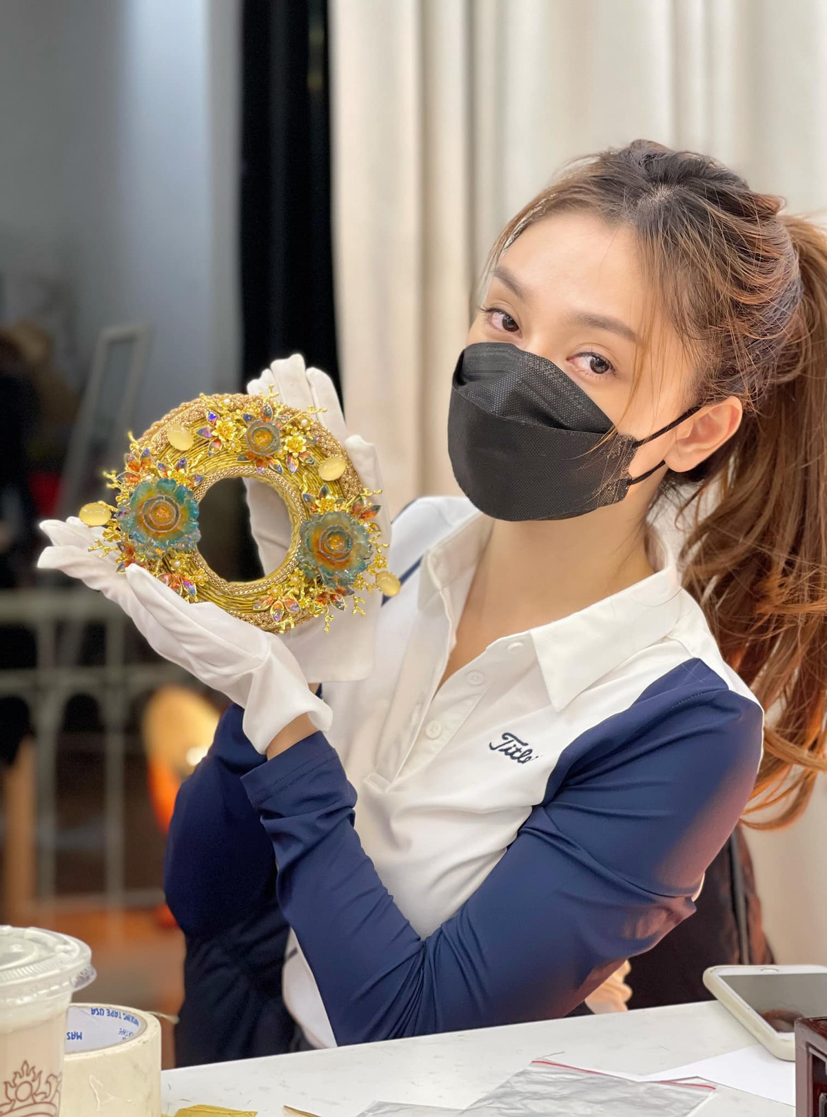 Trang phục được may đo và sử dụng chất liệu gấm thêu cao cấp, với những giá nam thần thì sử dụng họa tiết thêu hình rồng mất khoảng 1 tuần để hoàn thiện, với các giá đồng nữ sẽ là thêu hoa và họa tiết phượng, thời gian để hoàn thành khoảng 4 tuần.