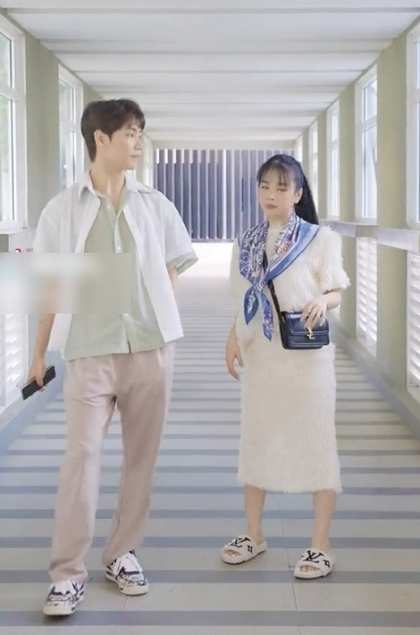 Theo đó, Mie sử dụng set đồ lông trắng ngọt ngào, tuy nhiên, mẫu váy thùng thình che chắn kỹ vòng 2 khiến hình thể nữ DJ bị dìm và trở nên mũm mĩm hơn.