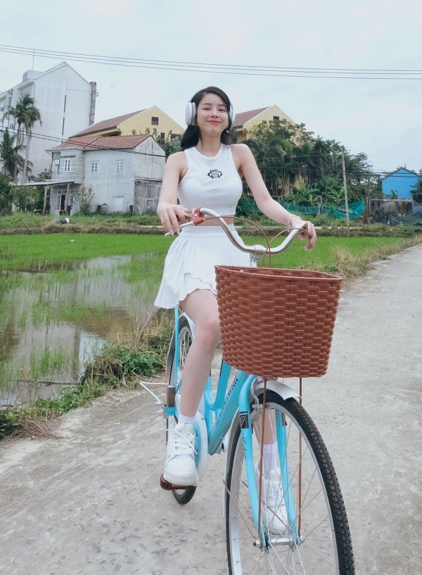 Mie chia sẻ loạt ảnh giản dị của mình khi du xuân ở Hội An - Quảng Nam. Tại đây, hot girl làng DJ "đốn tim" fan bởi diện mạo dễ thương khi diện "cây" trắng được mix giữa crop-top và chân váy ngắn.