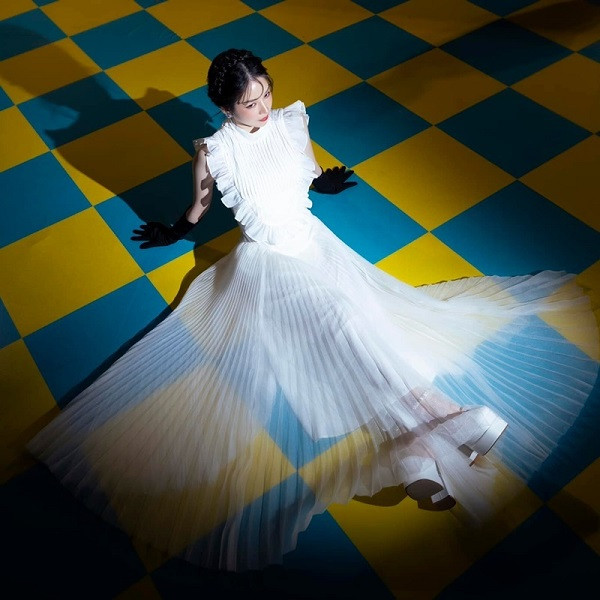 DJ Mie là một cái tên không còn xa lạ gì trong làng DJ Việt, dòng nhạc cô theo đuổi và thành công là EDM. Cô sở hữu tài năng chơi nhạc vượt trội cùng ngoại hình xinh đẹp, phong cách cá tính, quyến rũ.