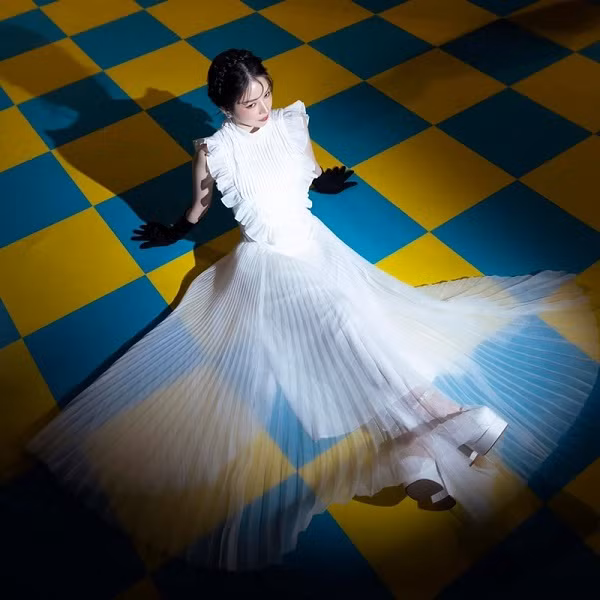 DJ Mie là một cái tên không còn xa lạ gì trong làng DJ Việt, dòng nhạc cô theo đuổi và thành công là EDM. Cô sở hữu tài năng chơi nhạc vượt trội cùng ngoại hình xinh đẹp, phong cách cá tính, quyến rũ.