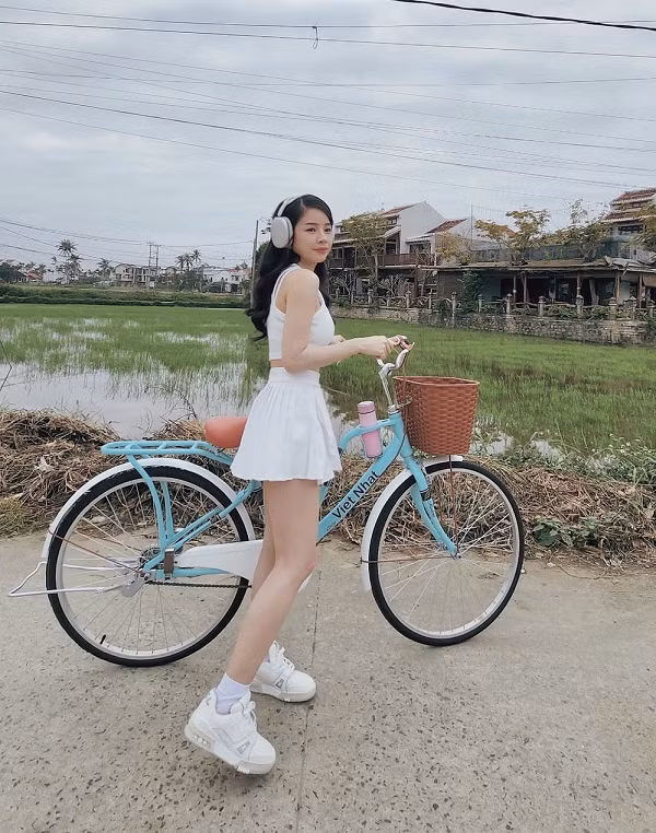 Người đẹp thậm chí còn tạo dáng nhắng nhít trên chiếc xe đạp khiến netizen thích thú. Đặc biệt, khung ảnh tôn triệt để vòng hai thon gọn cũng giúp mỹ nhân gốc Đà Nẵng đính chính tin đồn mang thai con đầu lòng.