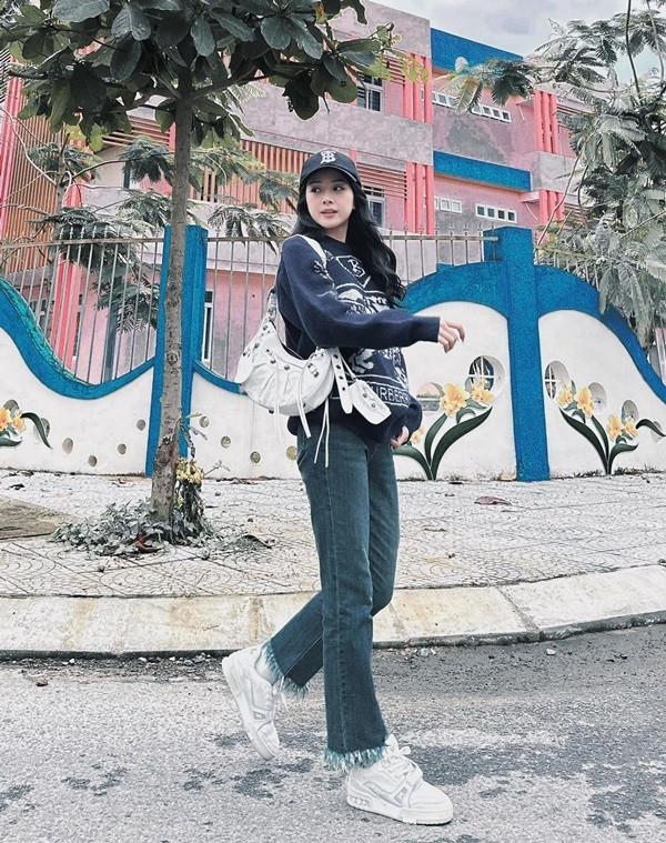 . Từ sau khi công khai tình yêu với "Quán quân Cười Xuyên Việt 2017", Mie không chỉ nhận "cơn mưa" lời khen cho màn thăng hạng nhan sắc mà còn khiến fan ghen tỵ bởi luôn được nam diễn viên chiều chuộng.