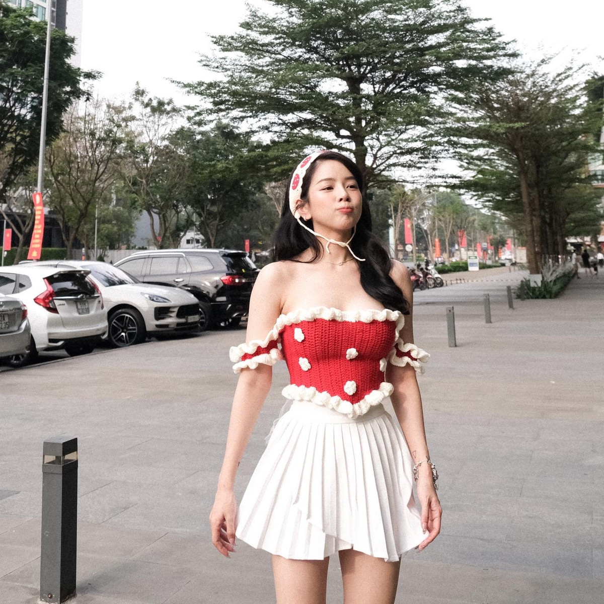 Với ngoại hình xinh đẹp, nhỏ nhắn cùng tài năng chơi nhạc cực đỉnh nên Mie được khán giả ưu ái đặt cho nickname "Búp bê DJ". Cô từng học tại trường Cao đẳng Múa Việt Nam, tuy nhiên lại quyết định rẽ hướng sang DJ vì yêu thích thể loại này.