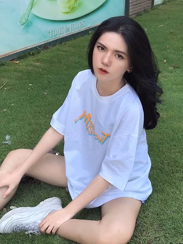 Dù nhiều lần Khanh khẳng định gương mặt của cô hoàn toàn tự nhiên, nhất là chiếc mũi cao, nhưng rồi lâu lâu lại có người nghi vấn hot girl này "chạm dao kéo".