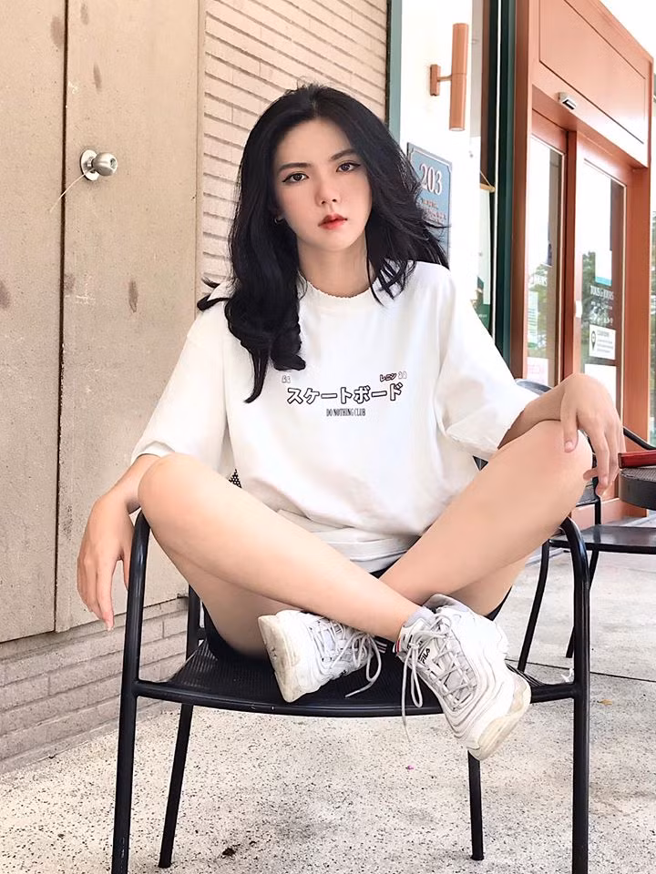 Hồng Khanh cho biết: “Gương mặt em là tự nhiên, dù chụp ảnh có dùng ứng dụng cho đẹp. Gia đình em cũng không có gen lai phương tây. Ban đầu người ta đồn đãi linh tinh về ngoại hình của em thì em cũng thấy buồn nhưng sau đó em bỏ ngoài tai”.