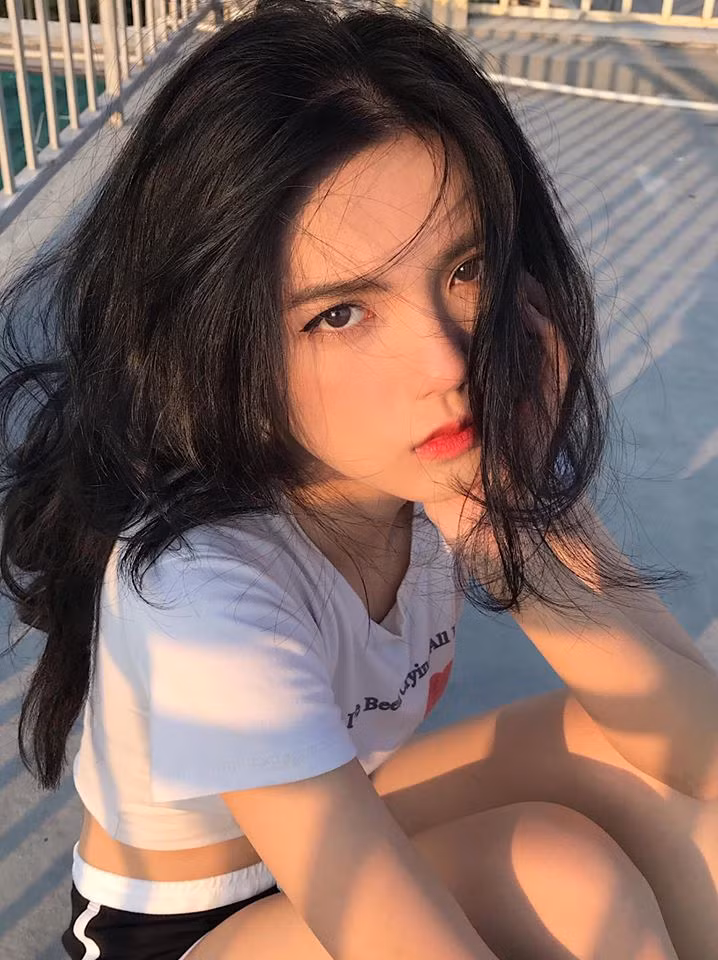 Dù hiếm khi cười khi chụp ảnh nhưng Hồng Khanh được bạn bè đánh giá lại rất i hoà đồng, vui tính.