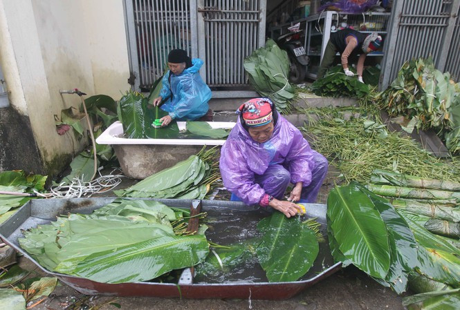 Nghe rua la dong hai ra tien o cong xuong banh chung lon nhat mien Bac