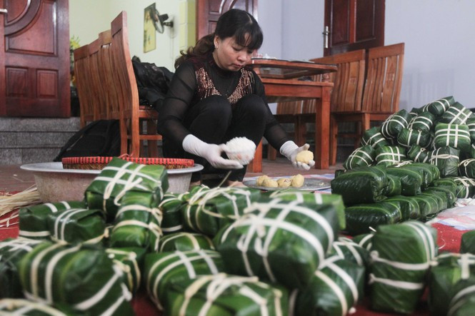 Công việc gói bánh nhàn hạ hơn rất nhiều so với đi làm thuê những việc khác. Nhờ tích cực "chạy xô" gói bánh, chỉ trong mấy ngày cao điểm, người gói bánh thuê kiếm được khoảng 8 triệu đồng