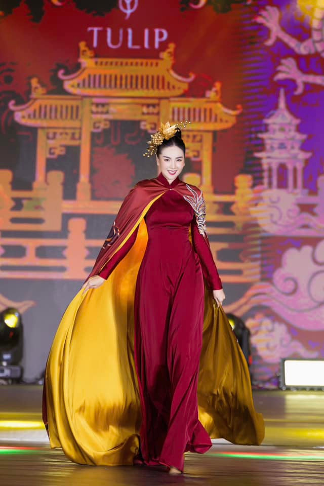 Mai Ngọc được nhiều người ngưỡng mộ về hôn nhân viên mãn với ông xã doanh nhân Hoài Nam. Sau 8 năm chung sống, cặp đôi vẫn đang tận hưởng cuộc sống đầm ấm, hạnh phúc.