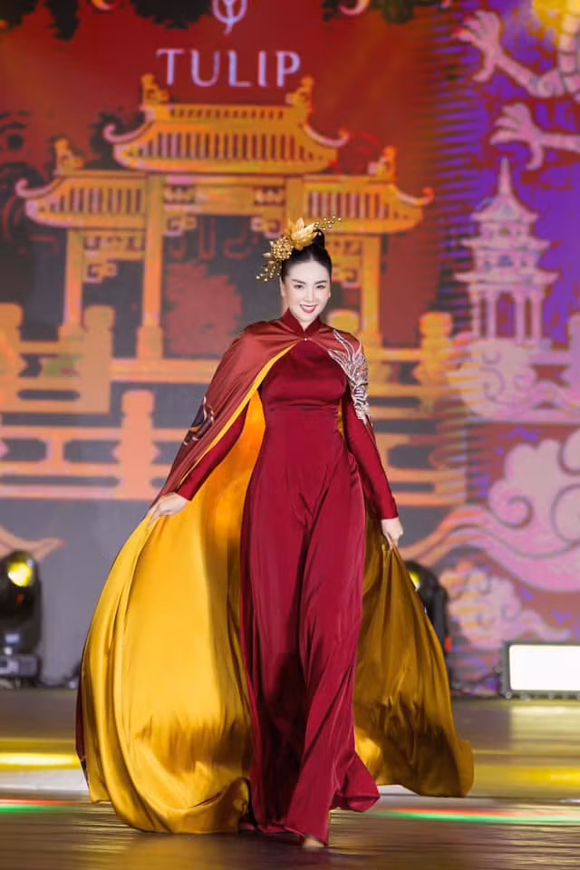 Mai Ngọc được nhiều người ngưỡng mộ về hôn nhân viên mãn với ông xã doanh nhân Hoài Nam. Sau 8 năm chung sống, cặp đôi vẫn đang tận hưởng cuộc sống đầm ấm, hạnh phúc.