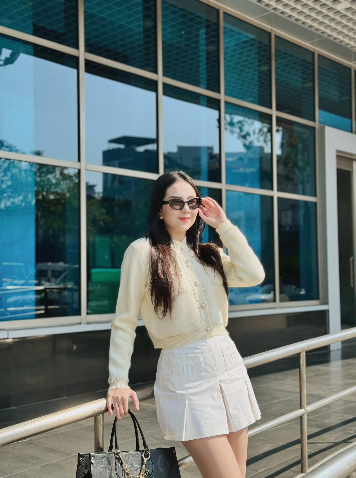 Không chỉ xinh đẹp, Mai Ngọc luôn biết cách gây ấn tượng trong mọi hoàn cảnh từ đi làm tới đi chơi. Cô ưa chuộng những mẫu đầm trẻ trung, cá tính khi lên sóng.