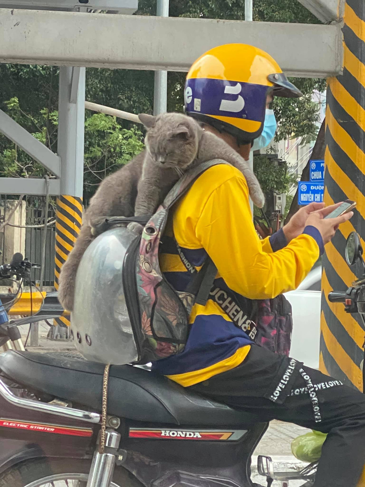 Cụ thể, mới đây trên mạng xã hội, một nickname đã đăng tải bài viết với giọng điệu bông đùa: "Nắng mệt... còn bắt đi làm cùng".