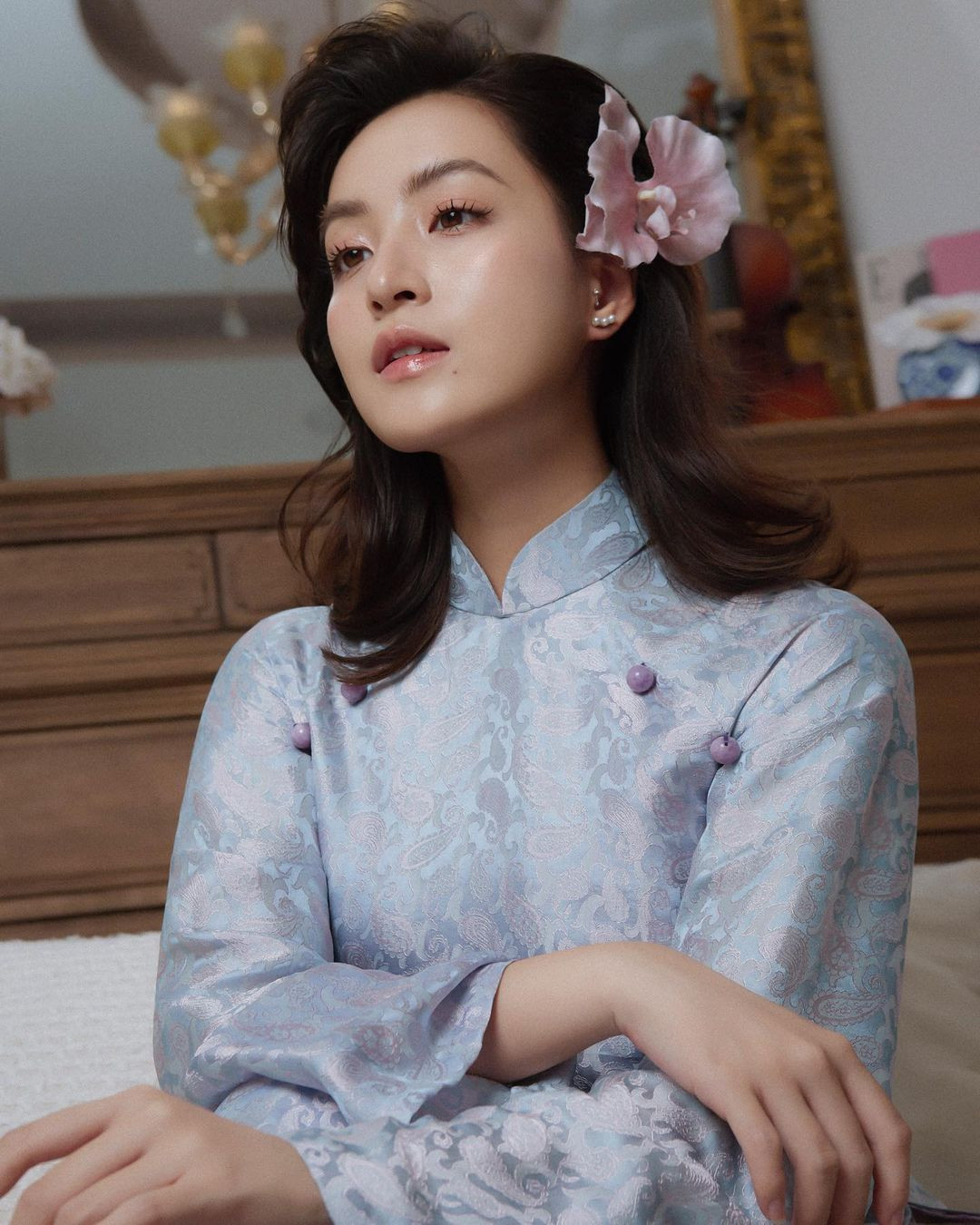 Chiếc áo dài được Thảo Tâm lựa chọn là chất liệu gấm bóng tôn lên vẻ sang trọng.