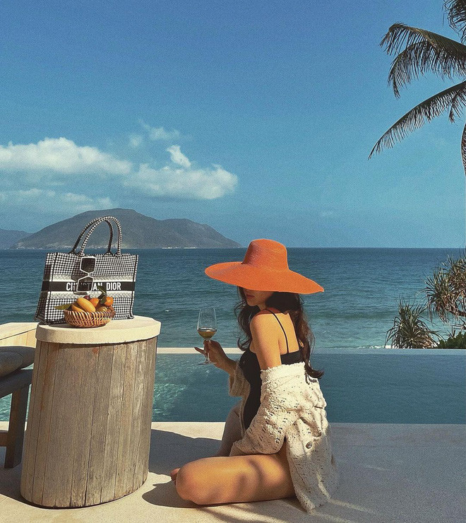 Mới đây, nữ diễn viên Phanh Lee tiếp tục đăng tải loạt ảnh tại resort cao cấp của nhà chồng, khoe nhan sắc và thần thái thăng hạng.