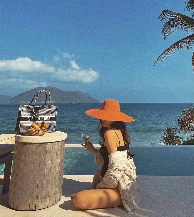 Mới đây, nữ diễn viên Phanh Lee tiếp tục đăng tải loạt ảnh tại resort cao cấp của nhà chồng, khoe nhan sắc và thần thái thăng hạng.