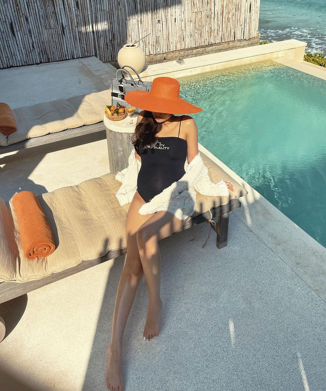 Bên cạnh khoe những bức ảnh, vợ thiếu gia Cocobay chia sẻ: "Không biết em ở trong bụng có cảm nhận được hết nắng, gió, mùi biển giống mẹ không nhỉ?".