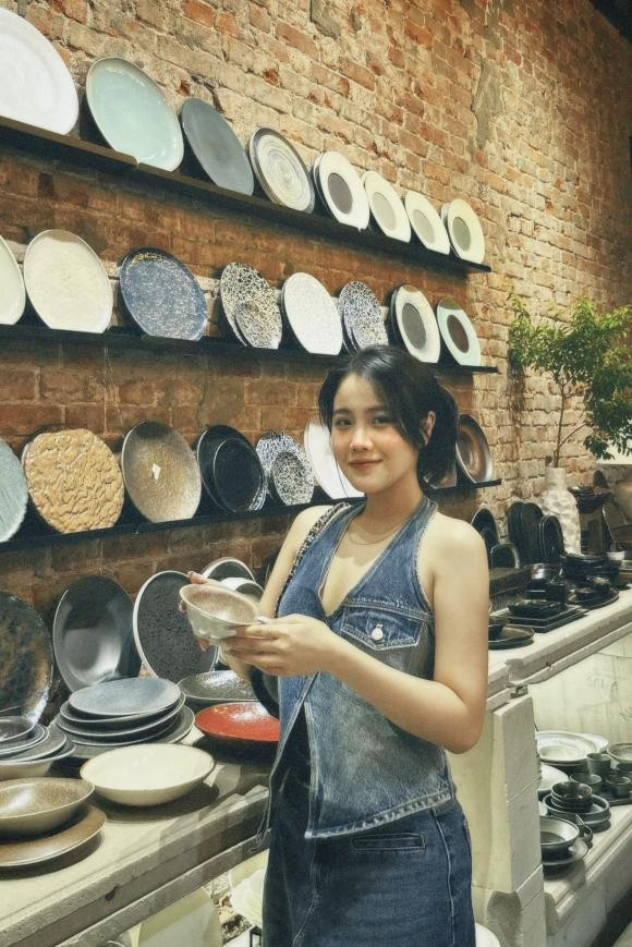 Hậu chia tay bạn trai nổi tiếng, Hoàng Anh liên tục tuyên bố độc thân. Ngoài ra, cô nàng còn tích cực trên đường đua thả thính.