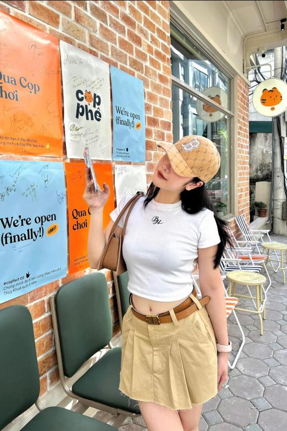 Hậu đường ai nấy đi, Văn Hậu - Hoàng Anh trở lại cuộc sống riêng. Trong khi chàng tập trung cho sự nghiệp quần đùi áo số, nàng cũng thực hiện những ước mơ, hoài bão cá nhân.